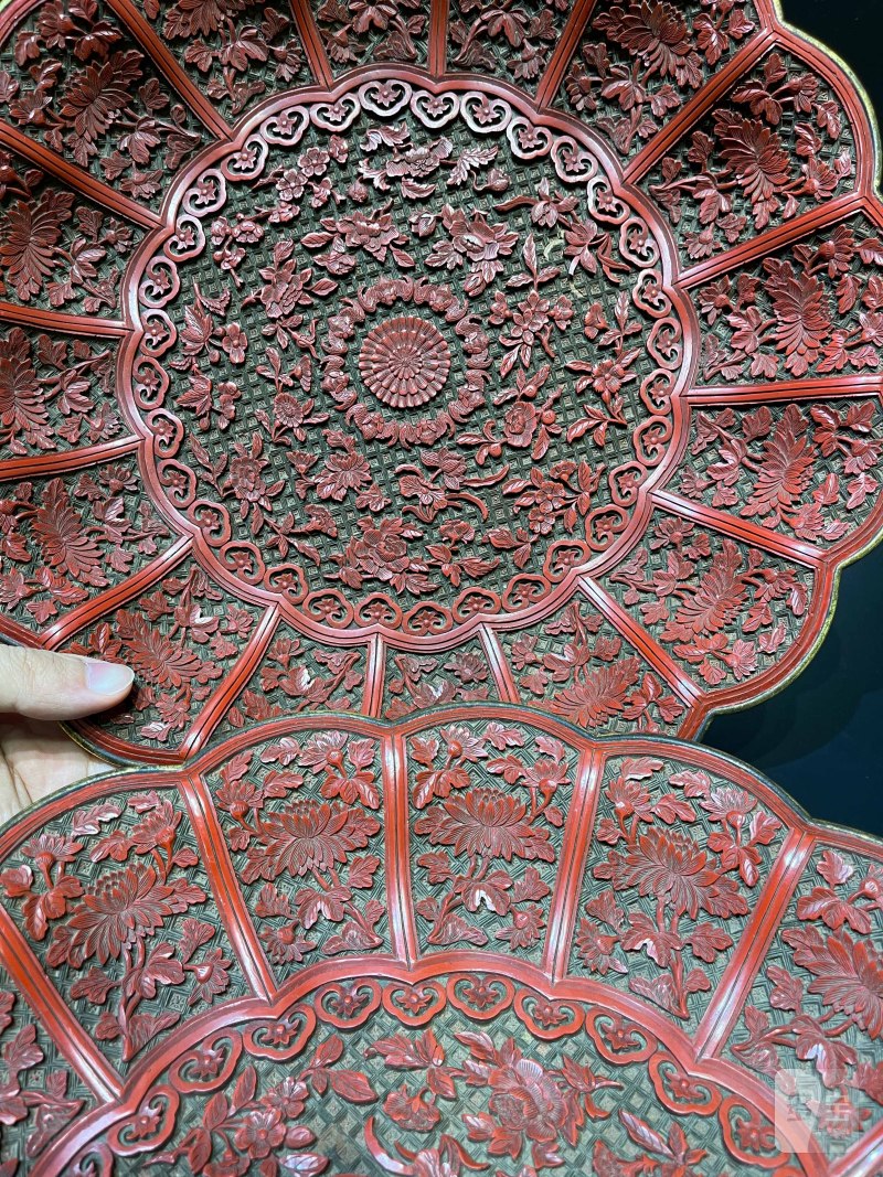 清乾隆 剔彩花卉纹菊瓣盘一对（原镶鎏金口） - 图9